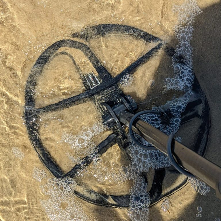 Precious Recovery in actie: geen sieraad blijft onvindbaar Metaaldetector zoekschijf in het water voor het opsporen van verloren ringen op het strand